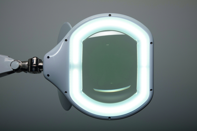 Loeplamp MAUL Crystal LED dimbaar tafelklem lens 234 cm2 wit