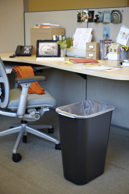Afvalbak Rubbermaid groot 39liter zwart