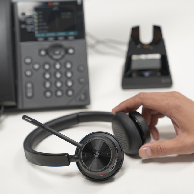Headset HP POLY Voyager 4320-M met BT700 dongle en oplaadstatief