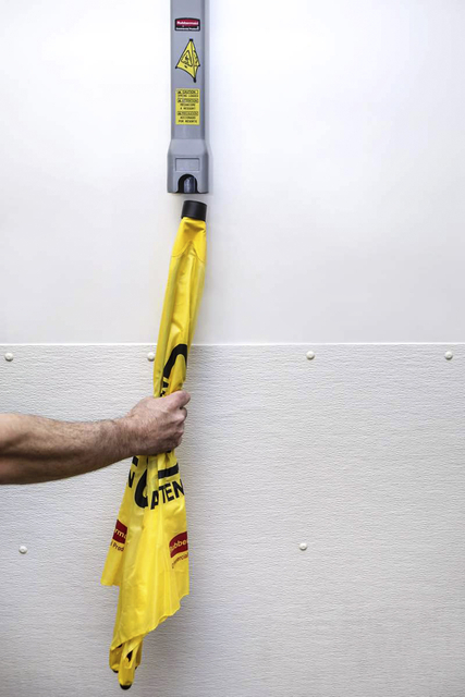 Waarschuwingskegel Rubbermaid driezijdig meertalig pop-up 76cm geel