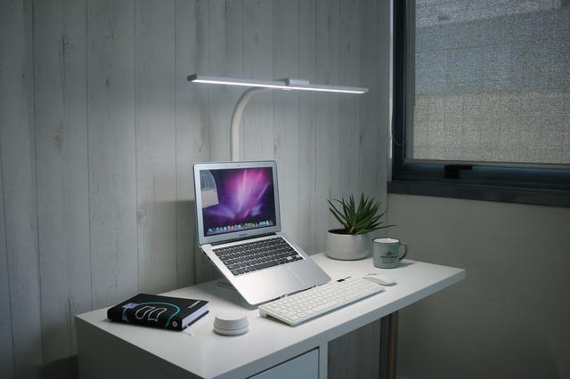 Bureaulamp Unilux Strata base led wit